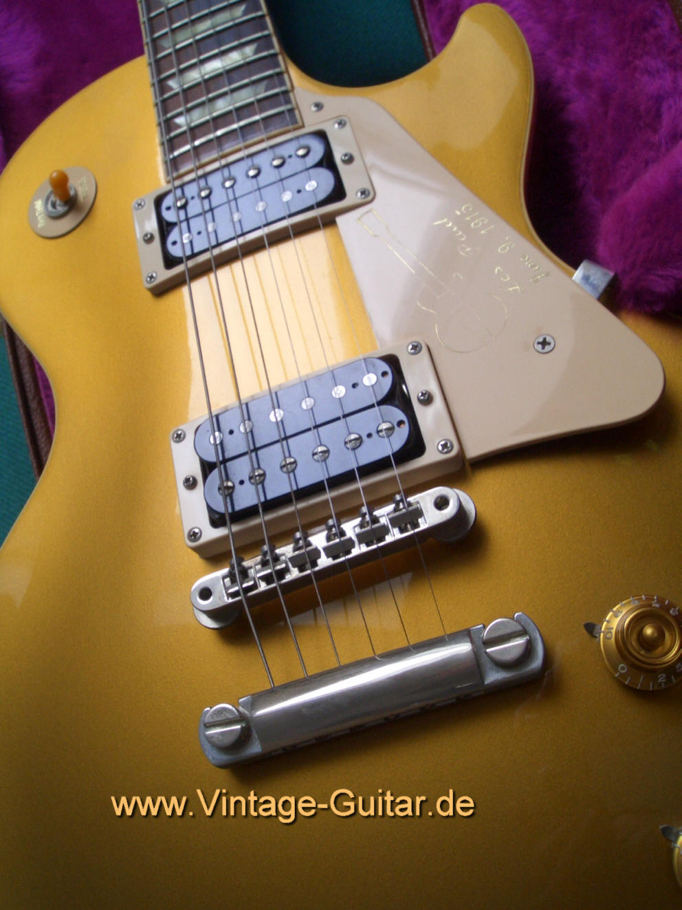 Gibson Les Paul Classic 80th birthday goldtop 2.jpg